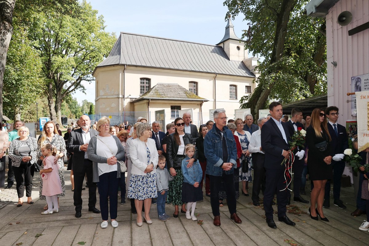 Ludzie zgromadzeni na uroczystości