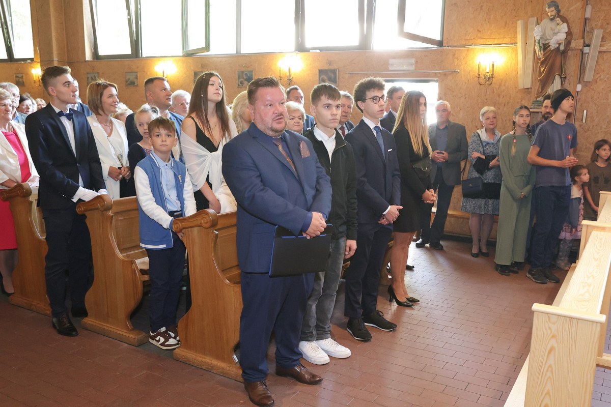 Ludzie zgromadzeni na uroczystości