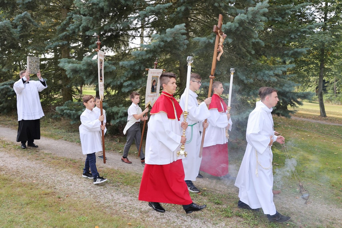 Procesja do kościoła z obrazem Matki Bożej Jasnogórskiej