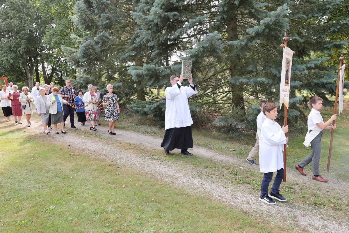Procesja do kościoła z obrazem Matki Bożej Jasnogórskiej