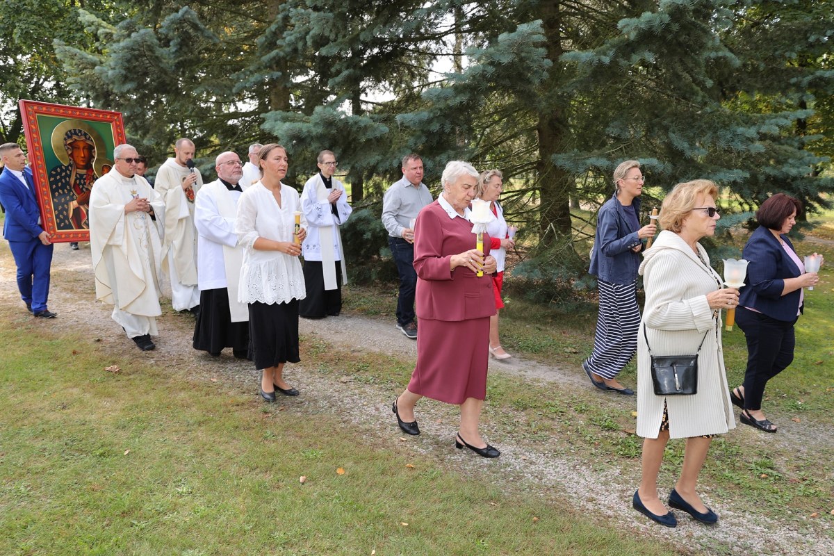 Procesja do kościoła z obrazem Matki Bożej Jasnogórskiej