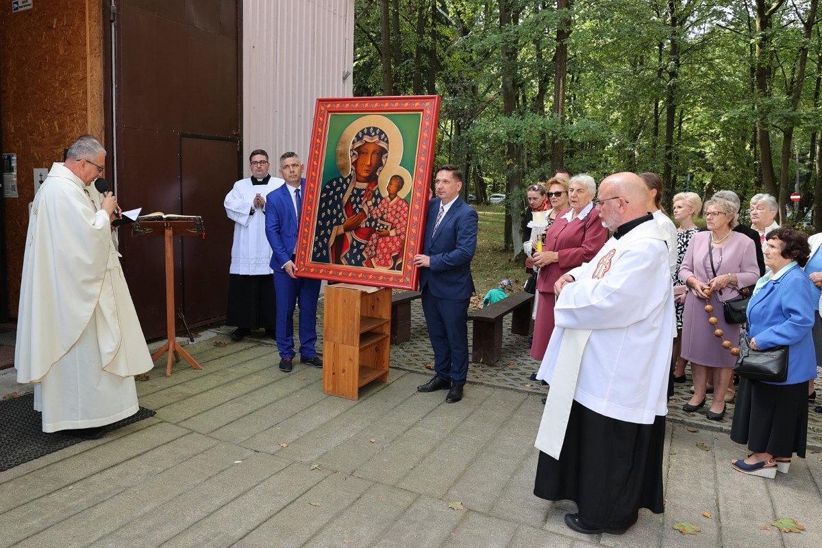 Rozpoczęcie uroczystości wprowadzenia obrazu Matki Bożej Jasnogórskiej przed wejściem do kaplicy